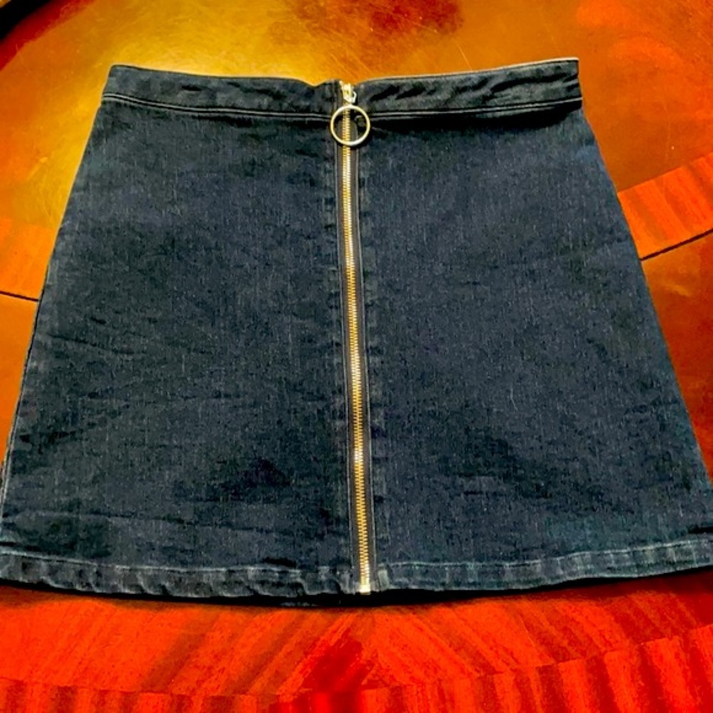 Like NEW Forever 21 Dark Full Zipper Jean Skirt. Stretchy Material. Size M.